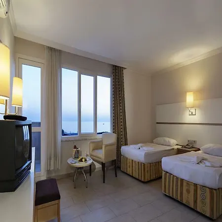 Larissa Club Otel Konaklı